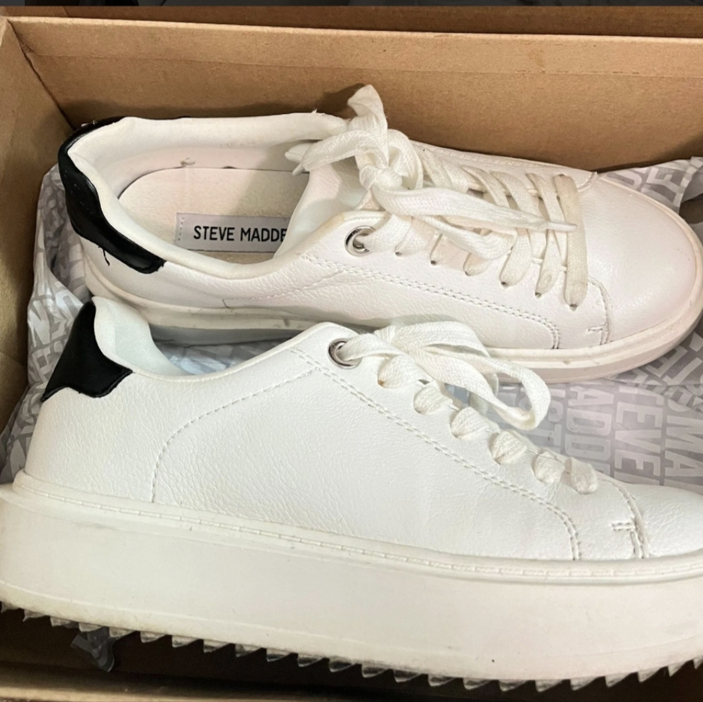 Size 9.5 Steve Madden Rockaway Platform Lace-Up Sneakers